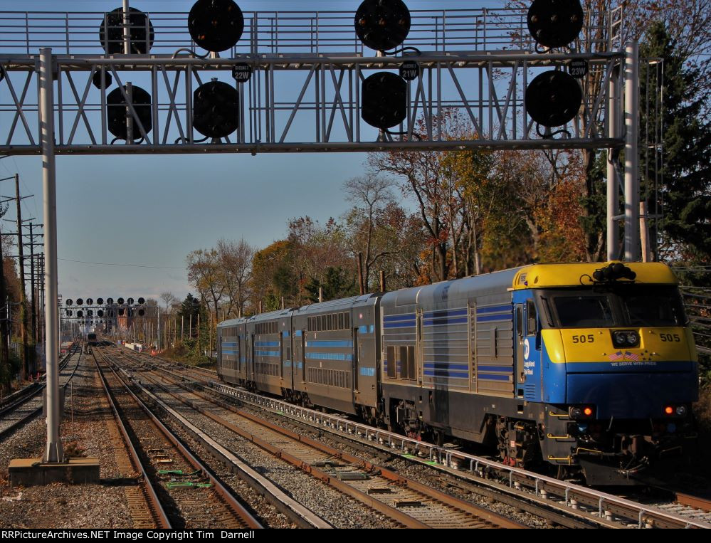 LI 505 shoves an OB train west.
